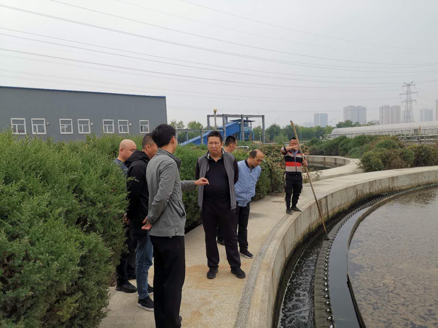 公司總經(jīng)理王建人在供水、污水生產(chǎn)一線開展風險隱患排查 (2).jpg