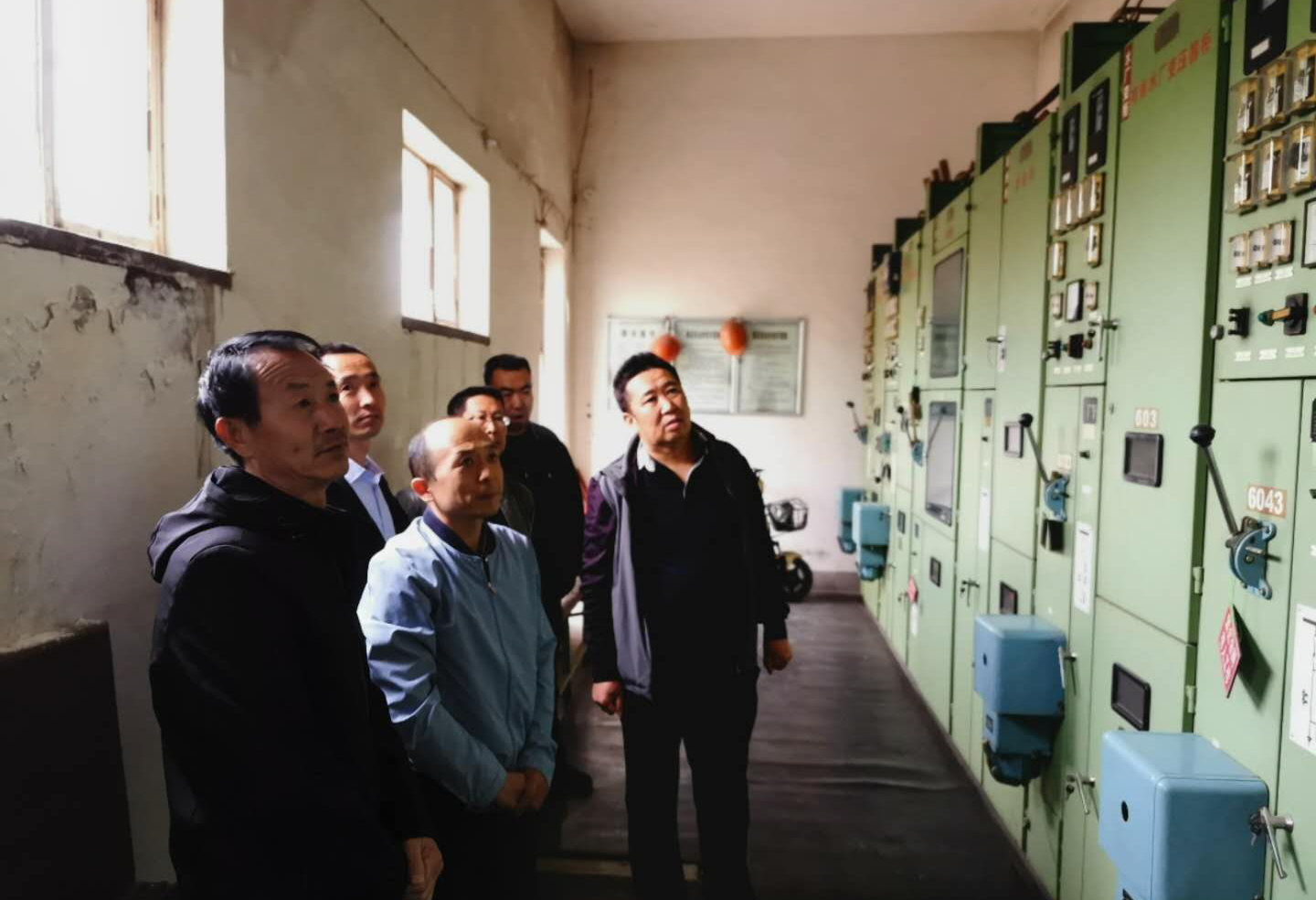 公司總經(jīng)理王建人在供水、污水生產(chǎn)一線(xiàn)開(kāi)展...