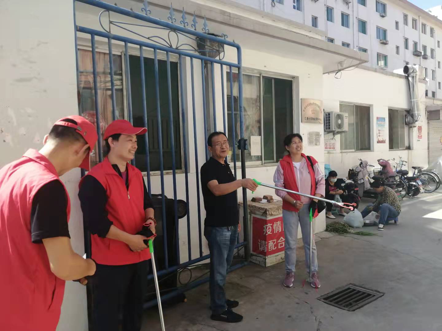 01-9月9日黨委委員、財(cái)務(wù)總監(jiān)辛建人在匯春小區(qū)檢查指導(dǎo)志愿者服務(wù).jpg